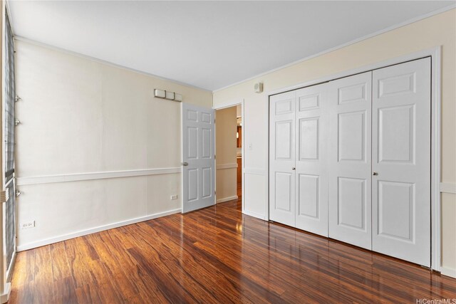 46-255 Kahuhipa St Unit A1100, Kaneohe, HI 96744 - unfurnished bedroom with wood finished floors, a closet, and crown molding