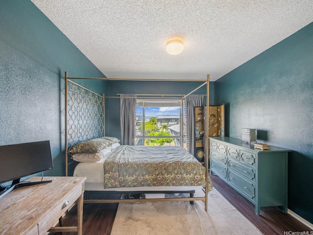 91-265 Hanapouli Cir Unit 16J, Ewa Beach, HI 96706 - bedroom featuring wood finished floors, a textured ceiling, and a textured wall