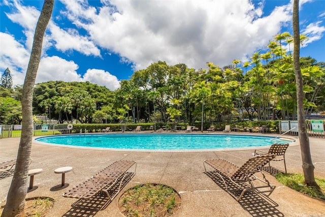 1511 Nuuanu Ave Unit 625, Honolulu, HI 96817 - community pool with view of wooded area and a patio area