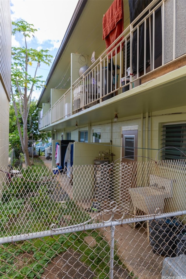 1313 Ahiahi St, Honolulu, HI 96817 - view of side of property featuring a balcony