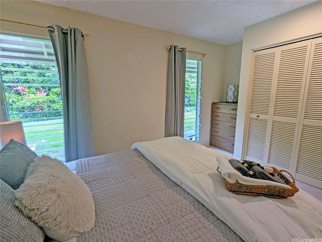 46-426 Hololio St, Kaneohe, HI 96744 - bedroom featuring a closet and a textured ceiling