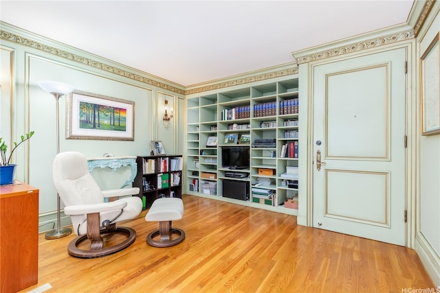 965 Prospect St Unit 604, Honolulu, HI 96822 - living area featuring wood finished floors and crown molding