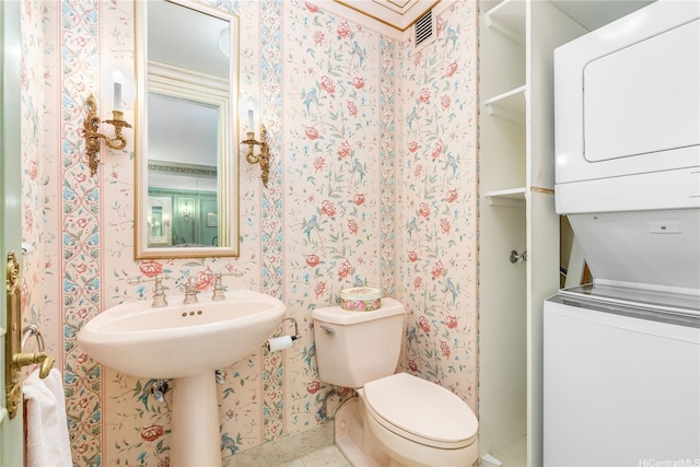 965 Prospect St Unit 604, Honolulu, HI 96822 - bathroom featuring stacked washer / drying machine and wallpapered walls