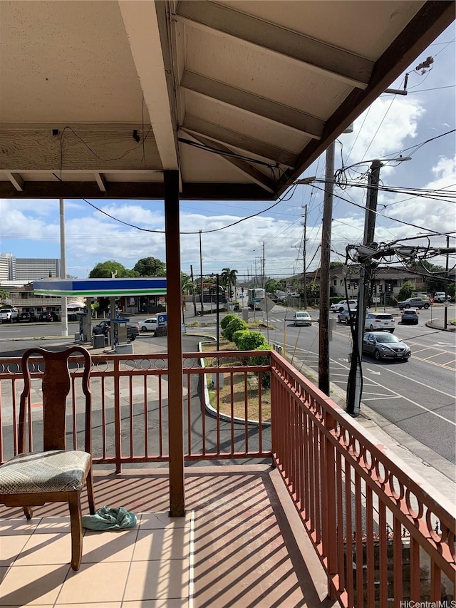 1617 Kamehameha Iv Rd, Honolulu, HI 96819 - view of covered porch