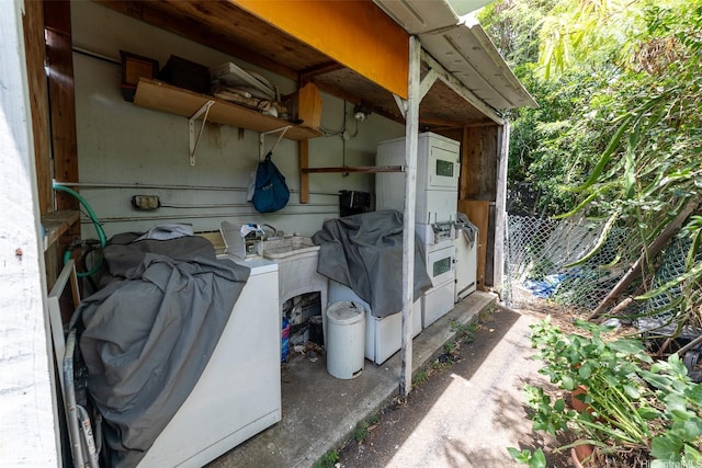 1640 Lusitana St, Honolulu, HI 96813 - view of patio / terrace with washer / dryer