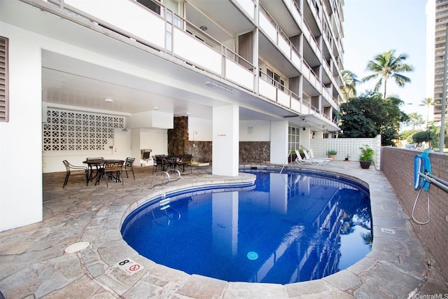 445 Kaiolu St Unit 407, Honolulu, HI 96815 - community pool with a patio area and outdoor dining space