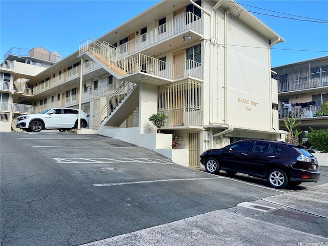 1036 Green St Unit 204, Honolulu, HI 96822 - view of apartment building / complex featuring uncovered parking
