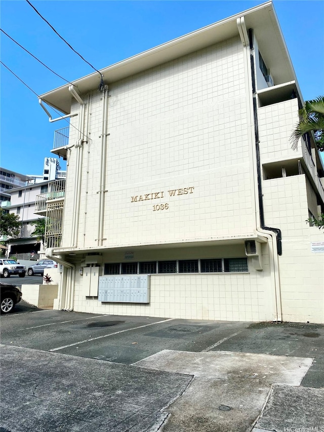 1036 Green St Unit 204, Honolulu, HI 96822 - view of building exterior featuring uncovered parking