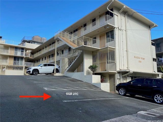 1036 Green St Unit 204, Honolulu, HI 96822 - view of apartment building / complex with uncovered parking