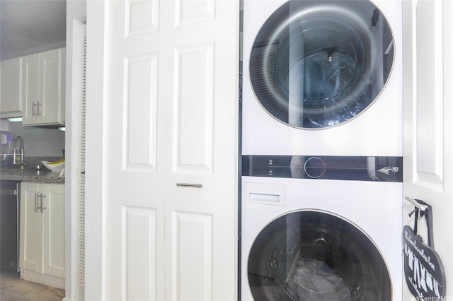 94-271 Kupulau Pl, Mililani, HI 96789 - laundry room featuring stacked washer / drying machine