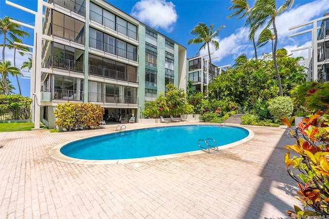 4999 Kahala Ave Unit 2-424, Honolulu, HI 96816 - community pool with a patio
