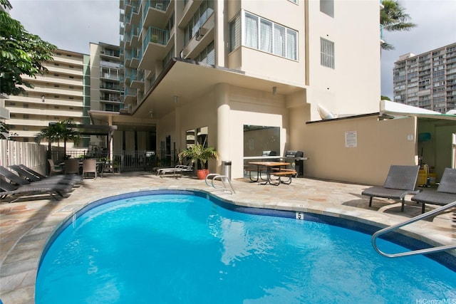 444 Kanekapolei St Unit 705, Honolulu, HI 96815 - community pool with a patio area