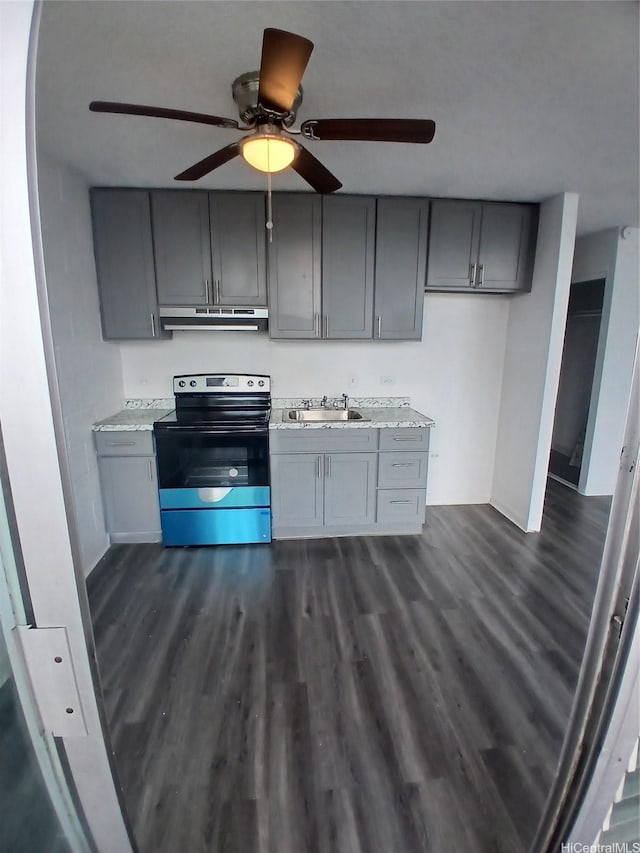 750 Kanoa St Unit 305, Honolulu, HI 96817 - kitchen featuring electric range, under cabinet range hood, gray cabinetry, dark wood-style flooring, and ceiling fan