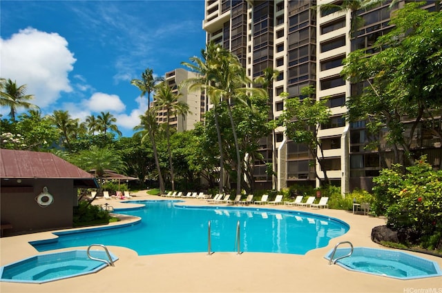 511 Hahaione St Unit 1-7C, Honolulu, HI 96825 - community pool with a hot tub and a patio area