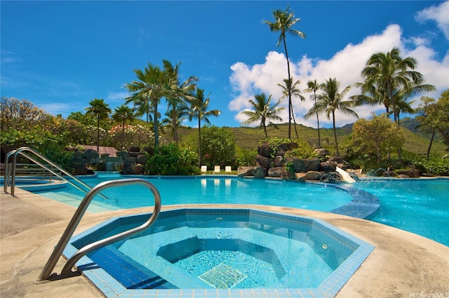 511 Hahaione St Unit 1-7C, Honolulu, HI 96825 - swimming pool with an in-ground hot tub