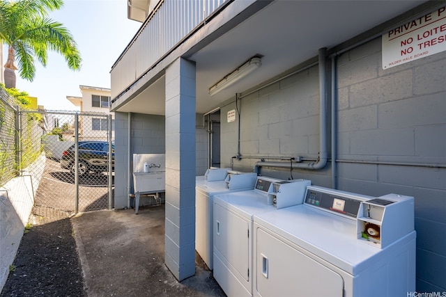 1210 Wilder Ave Unit 305, Honolulu, HI 96822 - laundry area featuring washing machine and dryer and concrete block wall