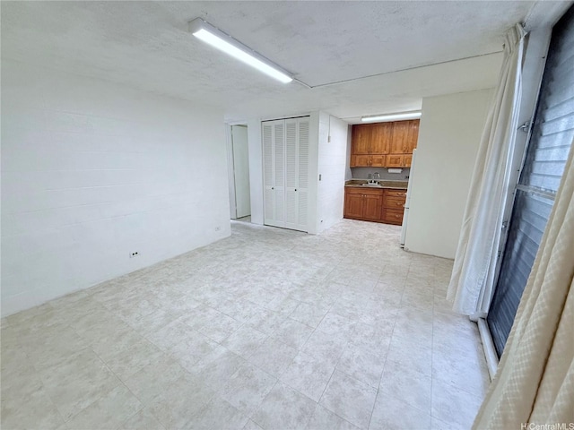 751 Kinau St Unit Dh20, Honolulu, HI 96813 - spare room featuring a sink