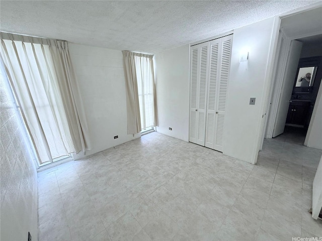 751 Kinau St Unit Dh20, Honolulu, HI 96813 - unfurnished bedroom featuring a textured ceiling and a closet