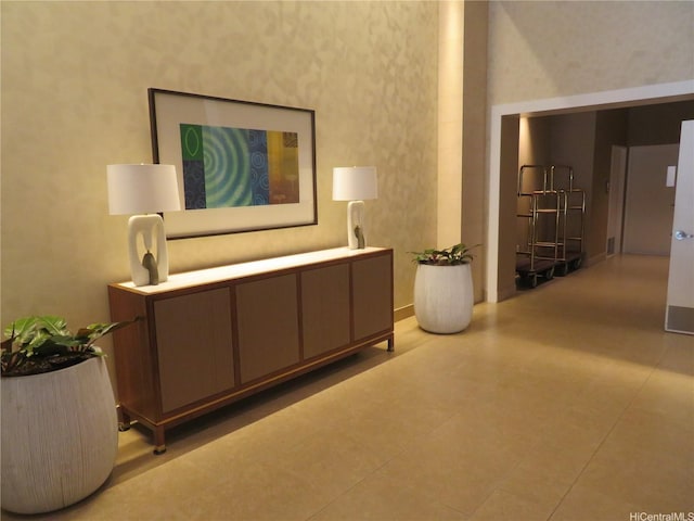 629 Keeaumoku St Unit 1303, Honolulu, HI 96814 - hall with wallpapered walls