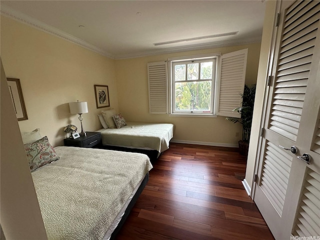 1740 S Beretania St Unit 33, Honolulu, HI 96826 - bedroom featuring crown molding and dark wood-style floors