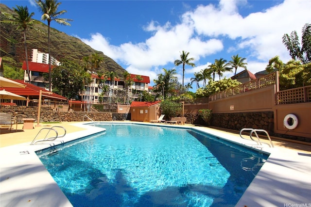84-687 Ala Mahiku St Unit 120B, Waianae, HI 96792 - community pool with a patio