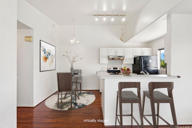 94-510 Lumiaina St Unit J202, Waipahu, HI 96797 - kitchen featuring freestanding refrigerator, electric range, a kitchen bar, a peninsula, and white cabinets