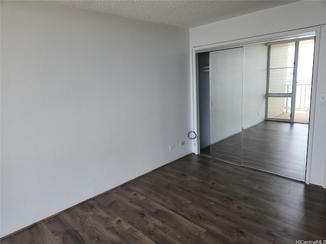 98-099 Uao Pl Unit Ph5, Aiea, HI 96701 - unfurnished bedroom with dark wood-style flooring, a closet, and a textured ceiling