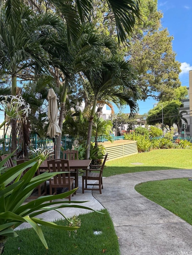 1314 Kalakaua Ave Unit 304, Honolulu, HI 96826 - surrounding community with a lawn