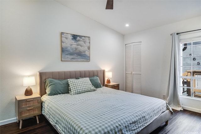 585 Mananai Pl Unit 26U, Honolulu, HI 96818 - bedroom with dark wood finished floors, a closet, lofted ceiling, a ceiling fan, and recessed lighting