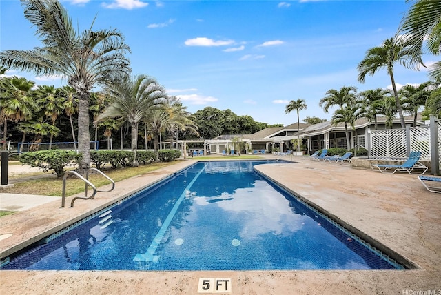 585 Mananai Pl Unit 26U, Honolulu, HI 96818 - community pool featuring a patio