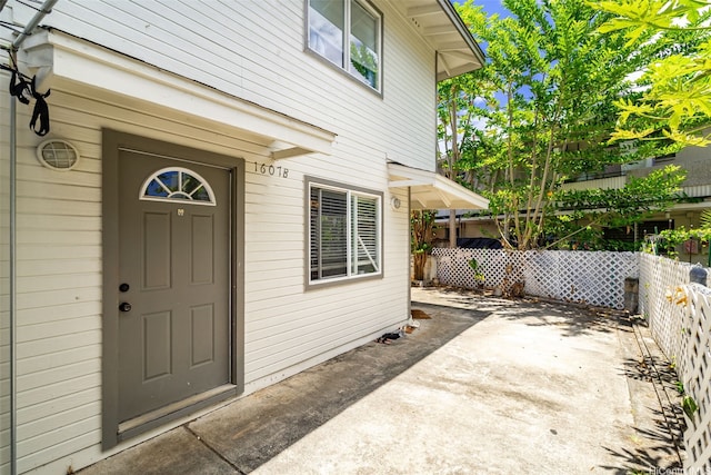 1607 Makiki St Unit B, Honolulu, HI 96822 - property entrance with a patio area
