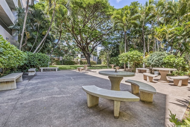 1133 Waimanu St Unit 2503, Honolulu, HI 96814 - surrounding community with a patio