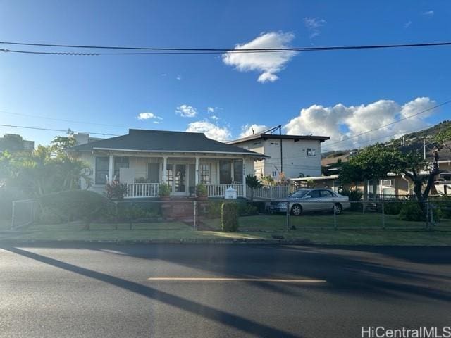 2006 Metcalf St, Honolulu, HI 96822 - bungalow-style home with covered porch