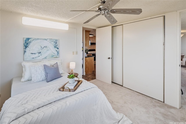 98-288 Kaonohi St Unit 3901, Aiea, HI 96701 - bedroom featuring light colored carpet, a textured ceiling, a closet, and a ceiling fan
