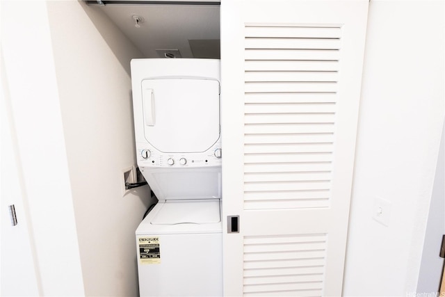 615 Keawe St Unit 3207, Honolulu, HI 96813 - laundry room featuring stacked washing machine and dryer