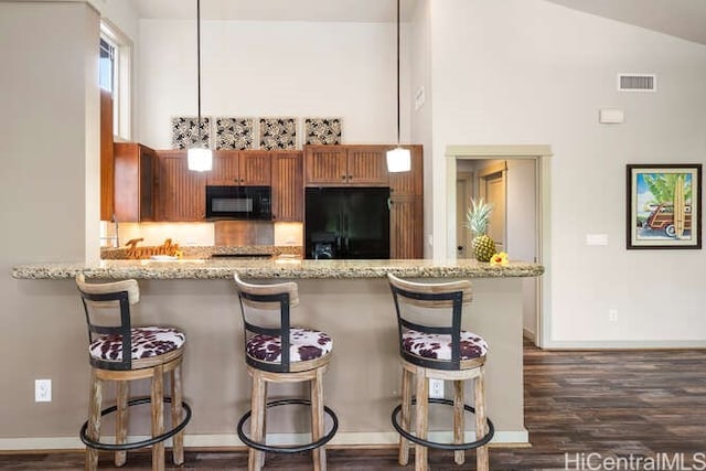 75-6025 Alii Dr Unit L201, Kailua Kona, HI 96740 - kitchen with black appliances, brown cabinets, dark wood finished floors, and a peninsula