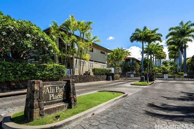 75-6025 Alii Dr Unit L201, Kailua Kona, HI 96740 - view of home's community featuring a gate