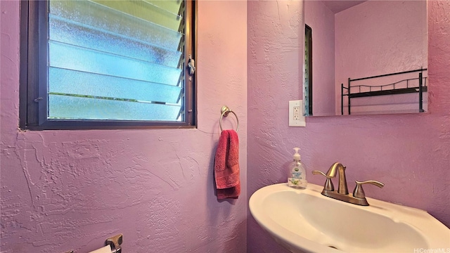 98-441 Kaonohi St Unit 35-3, Aiea, HI 96701 - bathroom featuring a textured wall