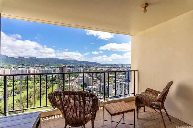 990 Ala Nanala St Unit 35B, Honolulu, HI 96818 - balcony featuring a mountain view