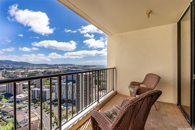 990 Ala Nanala St Unit 35B, Honolulu, HI 96818 - balcony featuring a city view