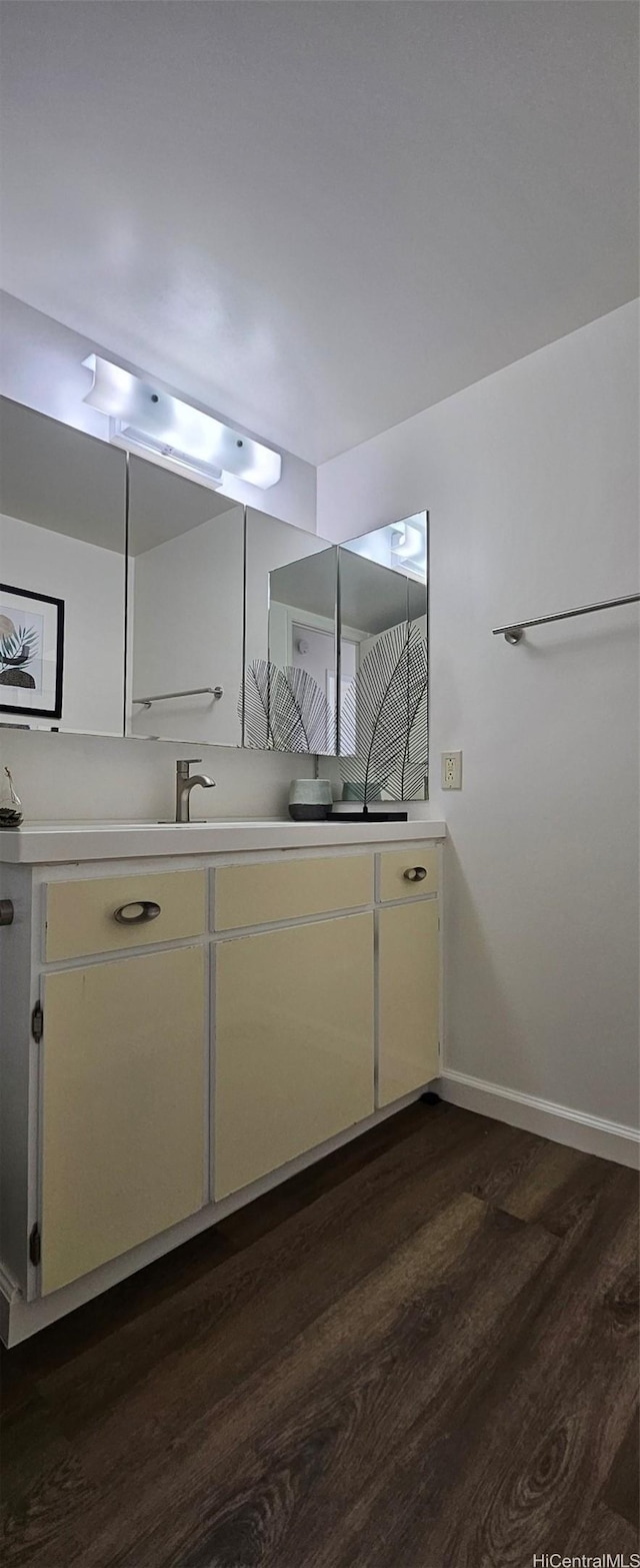 670 Prospect St Unit 606, Honolulu, HI 96813 - bathroom with wood finished floors and vanity