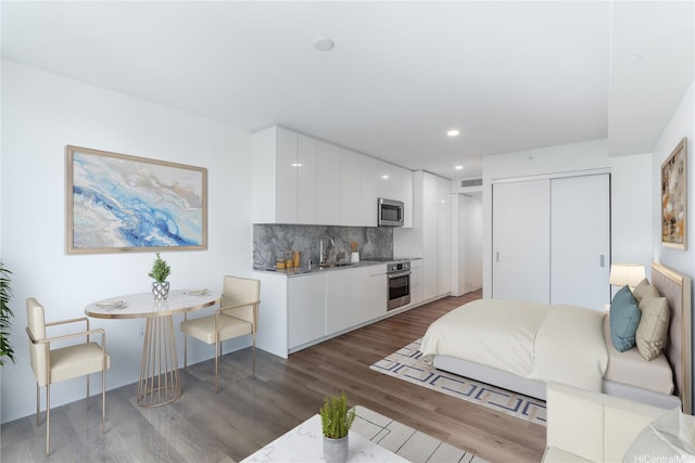 987 Queen St Unit 2308, Honolulu, HI 96814 - bedroom with wood finished floors, recessed lighting, and a closet