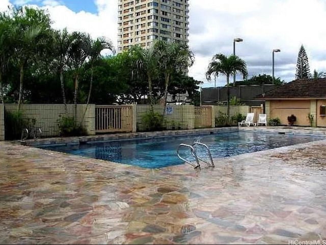 1060 Kamehameha Hwy Unit 302B, Pearl City, HI 96782 - community pool with a patio area