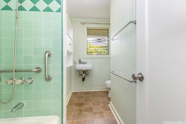 101 Kawananakoa Pl, Honolulu, HI 96817 - bathroom featuring a tile shower and toilet