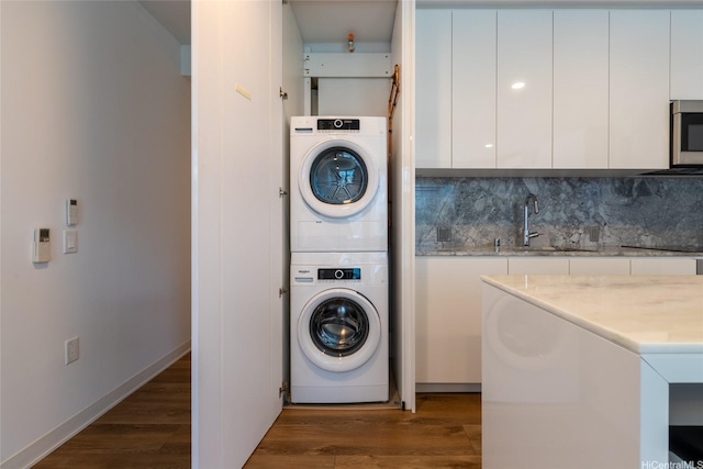 987 Queen St Unit 1512, Honolulu, HI 96814 - washroom featuring estacked washer and dryer, wood finished floors, and bar with sink