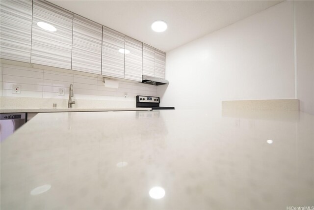827 Kinau St Unit D703, Honolulu, HI 96813 - kitchen featuring under cabinet range hood, electric range, light countertops, backsplash, and modern cabinets