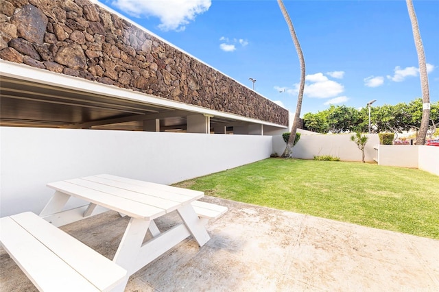 2825 S King St Unit 2504, Honolulu, HI 96826 - fenced backyard with a patio area