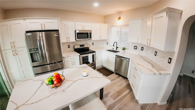 91-950 Laaulu St Unit 42E, Ewa Beach, HI 96706 - kitchen with appliances with stainless steel finishes, white cabinetry, decorative backsplash, light wood finished floors, and recessed lighting