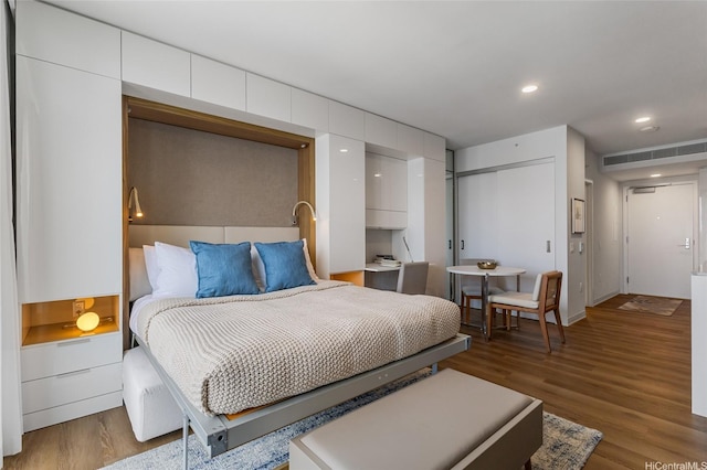 987 Queen St Unit 3209, Honolulu, HI 96814 - bedroom featuring wood finished floors, recessed lighting, and a closet