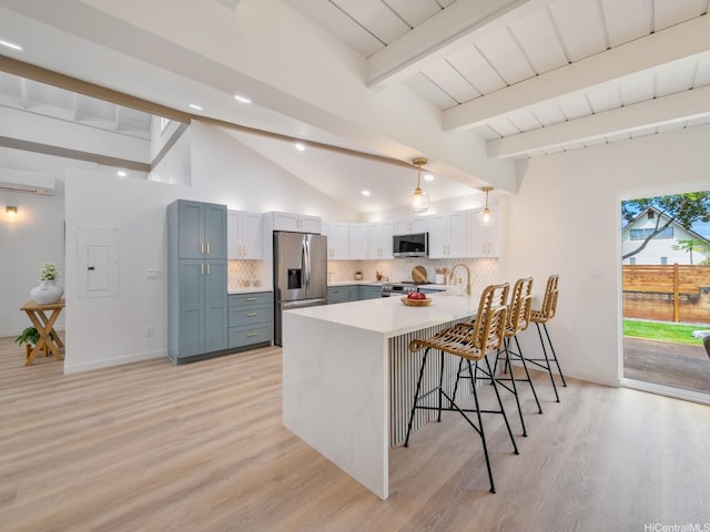 95-161 Kauopae Pl, Mililani, HI 96789 - kitchen featuring stainless steel appliances, a peninsula, a breakfast bar, decorative backsplash, and recessed lighting